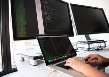 ZUS ostrzega przed&nbsp;oszustwami „na&nbsp;800 Plus”