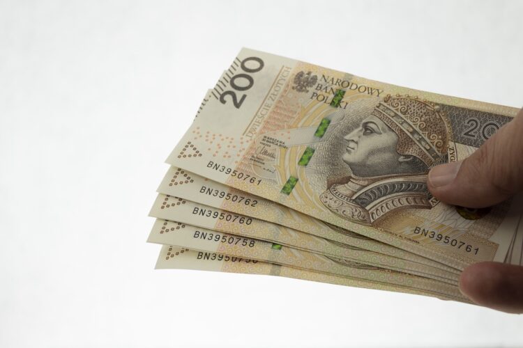 Kradzież „na przewałkę” w Tarnobrzegu. Seniorka straciła 1100 złotych