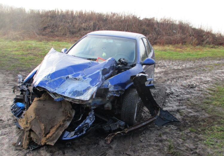 29-latka zignorowała znak STOP. Uderzyła seatem w pociąg