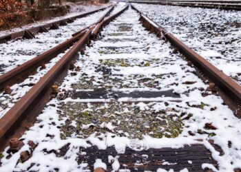 Szynobus potrącił mężczyznę, który&nbsp;leżał tuż przy torach