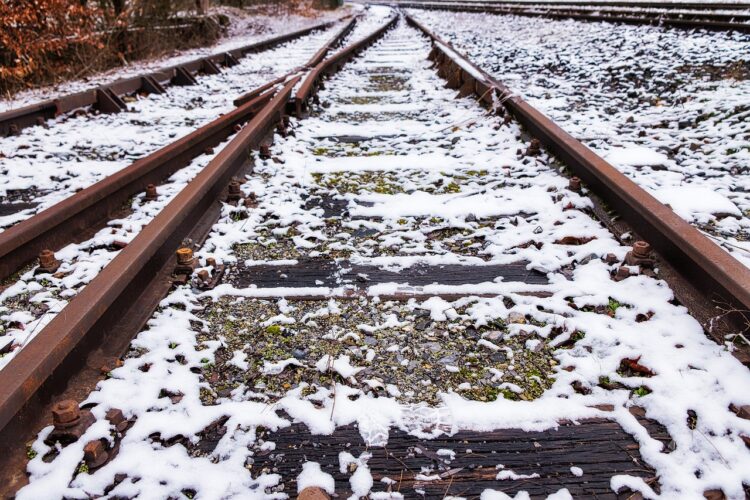 Szynobus potrącił mężczyznę, który leżał tuż przy torach