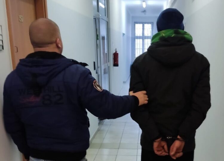 Policyjny pies doprowadził funkcjonariuszy do kościelnego włamywacza 1 - Polskie Radio Rzeszów Policyjny pies doprowadził funkcjonariuszy do kościelnego włamywacza