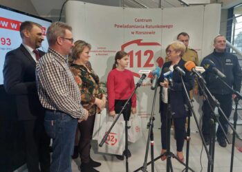 Ponad 860 tysięcy osób dzwoniło w&nbsp;2023 roku pod&nbsp;numer 112