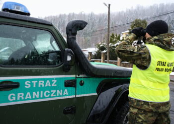 Pościg Straży Granicznej za&nbsp;pijanym 27-latkiem, który&nbsp;potrącił funkcjonariusza
