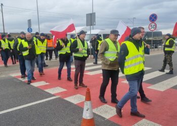 Od&nbsp;rana rolnicy blokują przejście graniczne w&nbsp;Medyce (zdjęcia)