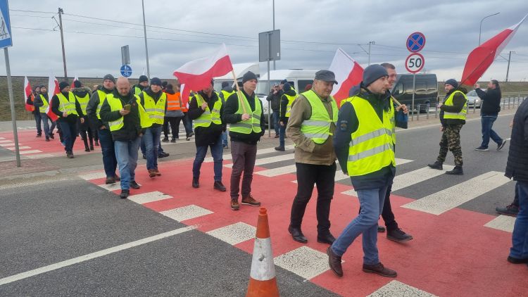 Od rana rolnicy blokują przejście graniczne w Medyce (zdjęcia)