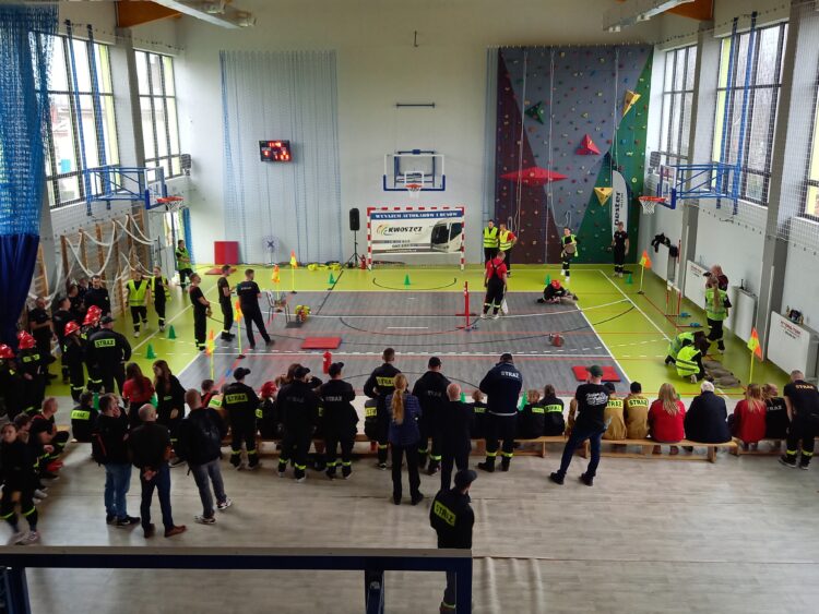 Halowe zawody młodzieżowych drużyn pożarniczych (zdjęcia)