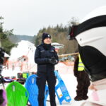 Policjanci uczyli młodzież zasad bezpieczeństwa na stoku - Polskie Radio Rzeszów