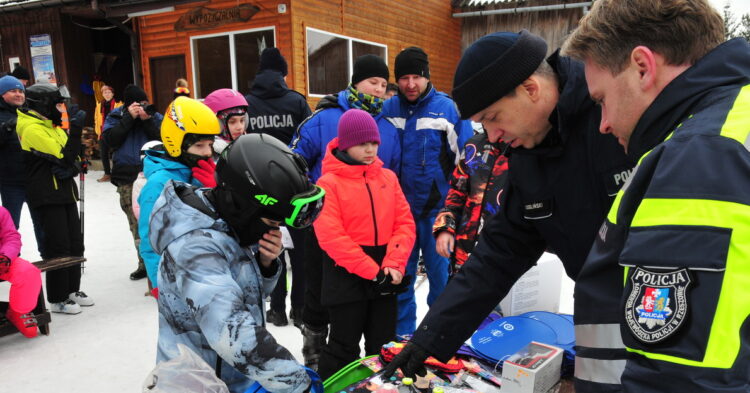 Policjanci uczyli młodzież zasad bezpieczeństwa na stoku 1 - Polskie Radio Rzeszów Policjanci uczyli młodzież zasad bezpieczeństwa na stoku
