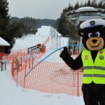 Policjanci uczyli młodzież zasad bezpieczeństwa na stoku - Polskie Radio Rzeszów