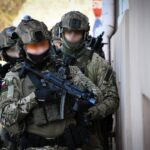 Ćwiczenia policyjnych kontrterrorystów w stolicy Podkarpacia (fotogaleria) 44 - Polskie Radio Rzeszów Ćwiczenia policyjnych kontrterrorystów w stolicy Podkarpacia (fotogaleria) - Polskie Radio Rzeszów