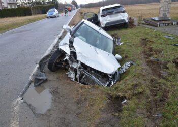 Trzy osoby trafiły do&nbsp;szpitala po&nbsp;zderzeniu suzuki i&nbsp;toyoty