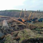 Pojazd przewożący drewno spadł ze skarpy - Polskie Radio Rzeszów