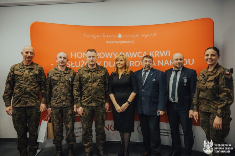 Podkarpaccy terytorialsi z odznakami honorowego dawcy krwi