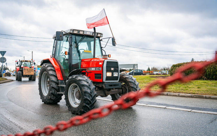 Rolnicy kontynuują protesty. Blokada drogi z Lublina do Rzeszowa