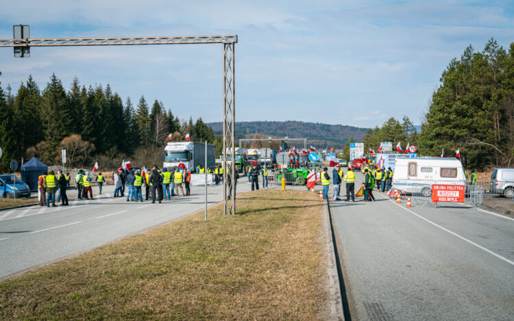 Kierowca chciał ominąć rolniczą blokadę. Wjechał w protestującego 1 - Polskie Radio Rzeszów Kierowca chciał ominąć rolniczą blokadę. Wjechał w protestującego