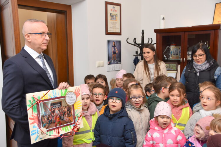 Maluchy z Przedszkola nr 1 w Sędziszowie Małopolskim świętują 541. rocznicę praw miejskich