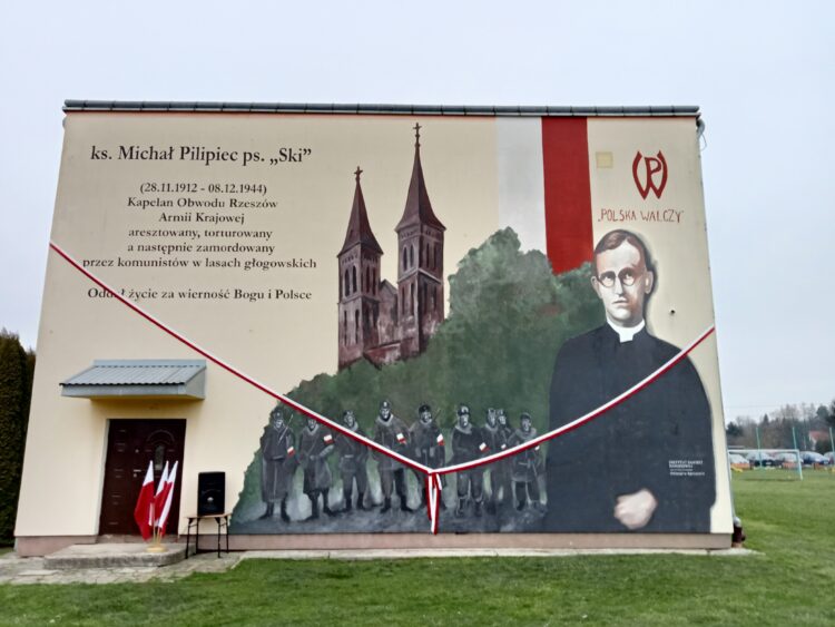 Mural ks. Michała Pilipca odsłonięto w Błażowej Dolnej