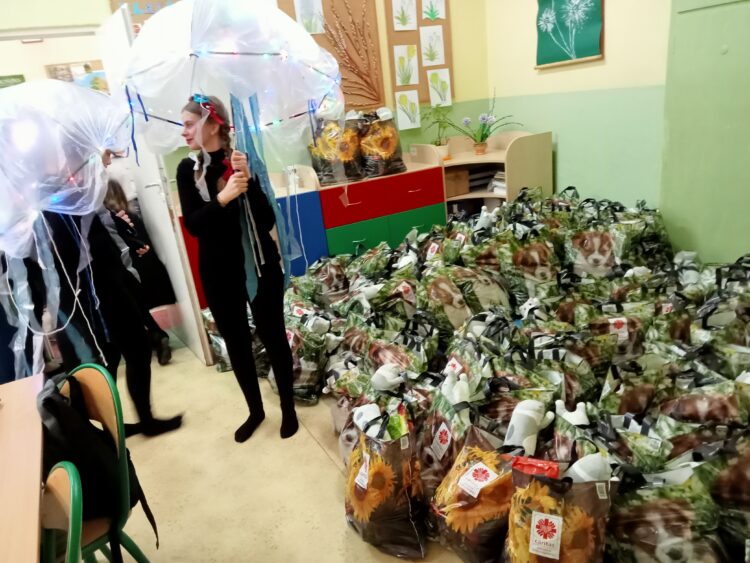 100 paczek dla niepełnosprawnych dzieci od Caritas