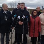 Parlamentarzyści Suwerennej Polski spotkali się z protestującymi rolnikami przed przejściem w Medyce - Polskie Radio Rzeszów