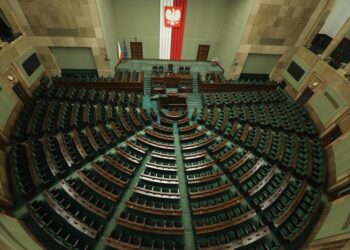 Maciej Wąsik i&nbsp;Mariusz Kamiński z&nbsp;grupą posłów PiS próbowali wejść do&nbsp;Sejmu. Doszło do&nbsp;przepychanek