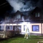 Kilkudziesięciu strażaków gasiło pożar pensjonatu w Łętowni niedaleko Strzyżowa - Polskie Radio Rzeszów