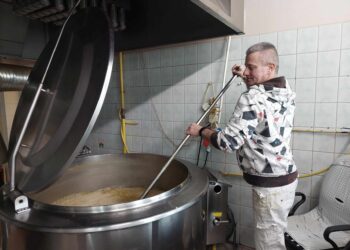 Pomoc bezdomnym. Ciepłe posiłki, opieka medyczna, noclegownia