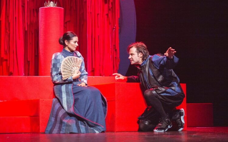 Klasyka i nowoczesność – scenografia i kostiumy w ‘’Marii Stuart’’