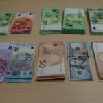 Przewozili znaczną ilość gotówki bez zgłoszenia. Zostali ukarani mandatami 2 - Polskie Radio Rzeszów Przewozili znaczną ilość gotówki bez zgłoszenia. Zostali ukarani mandatami - Polskie Radio Rzeszów