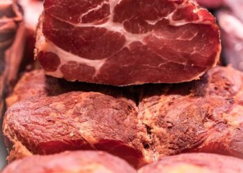 Jedna osoba nie&nbsp;żyje. Zatrute mięso na&nbsp;targowisku w&nbsp;Nowej Dębie