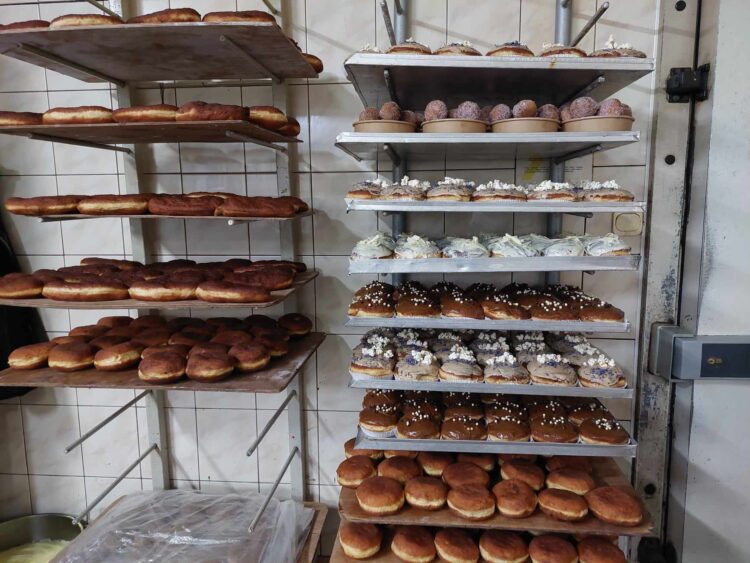 Dziś tłusty czwartek. Dzień objadania się pączkami i faworkami