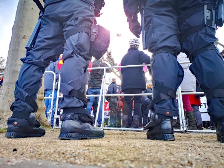 Rolnicy podpalili opony w pobliżu siedziby Komisji Europejskiej. Policja użyła armatek wodnych