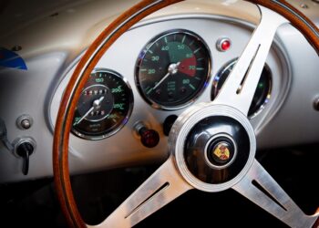 Oferowali sprzedaż i&nbsp;renowację zabytkowych aut. Oszukali 50 osób i&nbsp;firm na&nbsp;17 mln złotych