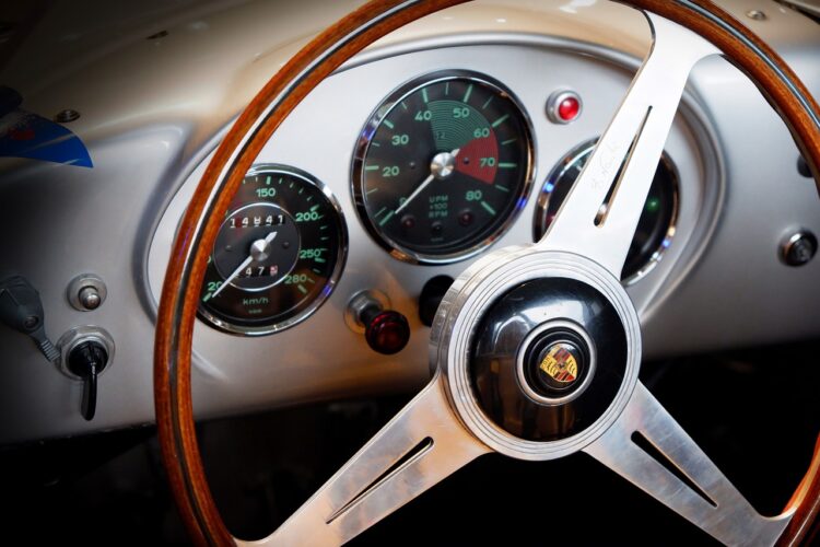 Oferowali sprzedaż i renowację zabytkowych aut. Oszukali 50 osób i firm na 17 mln złotych