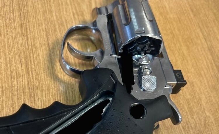 Policja zatrzymała nietrzeźwego 64-latka, który groził rodzinie wiatrówką