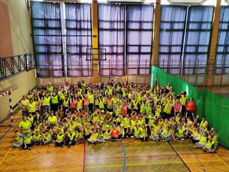 Uczniowie z Zaklikowa zwycięzcami konkursu "Odblaskowa szkoła" 1 - Polskie Radio Rzeszów Uczniowie z Zaklikowa zwycięzcami konkursu „Odblaskowa szkoła”