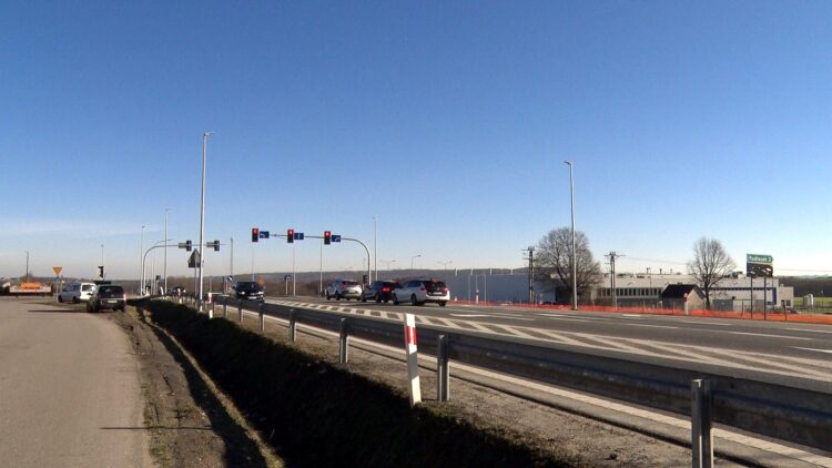 W Sędziszowie Małopolskim uruchomiono sygnalizację świetlną i przejście dla pieszych 1 - Polskie Radio Rzeszów W Sędziszowie Małopolskim uruchomiono sygnalizację świetlną i przejście dla pieszych