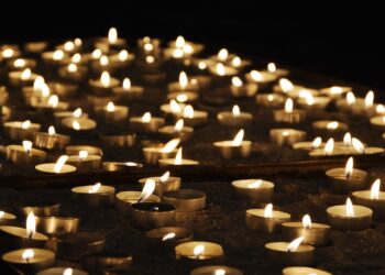 Rosjanie, narażając się na&nbsp;represje, oddają hołd nieżyjącemu Aleksiejowi Nawalnemu