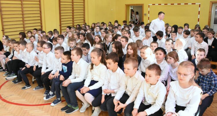 Uczniowie z Czarnej Sędziszowskiej upamiętnili ofiary zbrodni katyńskiej