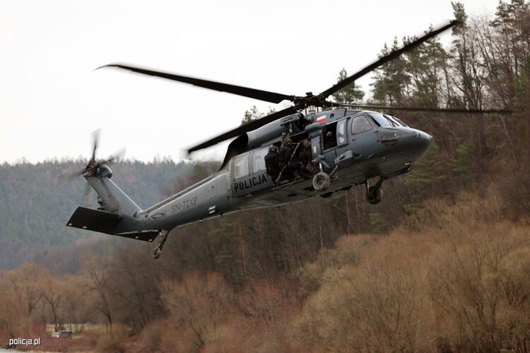 Ćwiczenia z wykorzystaniem policyjnego śmigłowca Black Hawk