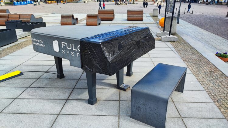 Fortepian z rzeszowskiego Rynku zniszczony przez wandali