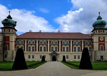 Zamek w&nbsp;Łańcucie jest dziś otwarty, zachęta do&nbsp;spacerów i&nbsp;zwiedzania