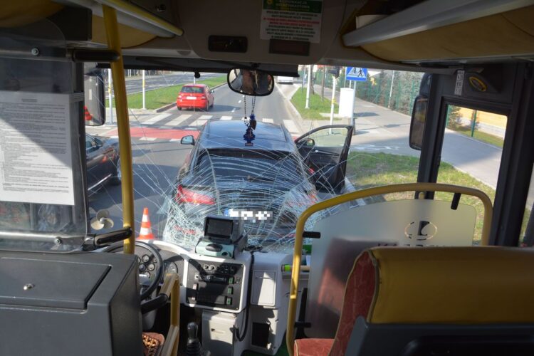 Autobus zderzył się z samochodem osobowym, ustalenia po wypadku w Rzeszowie