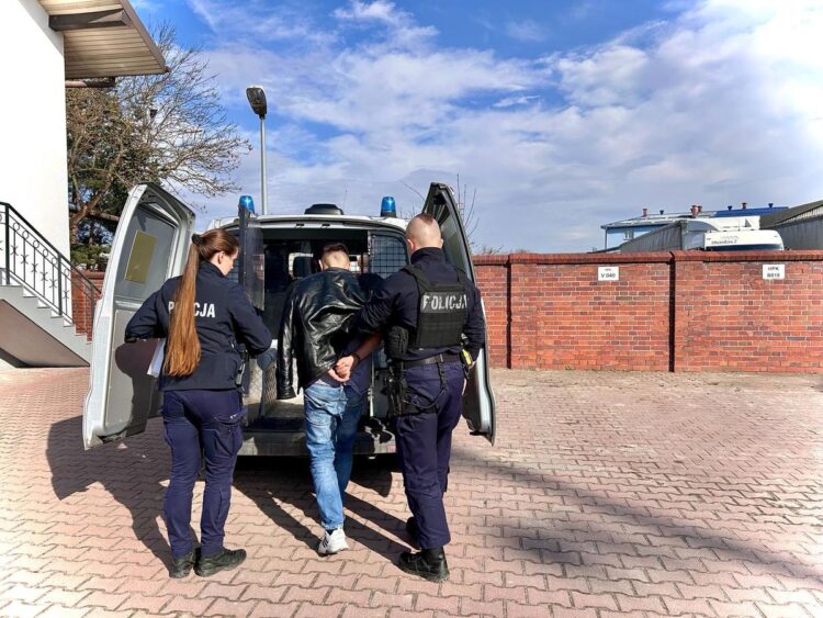 Najpierw zgłosił, że zabił żonę. Potem zaatakował policjantów maczetą