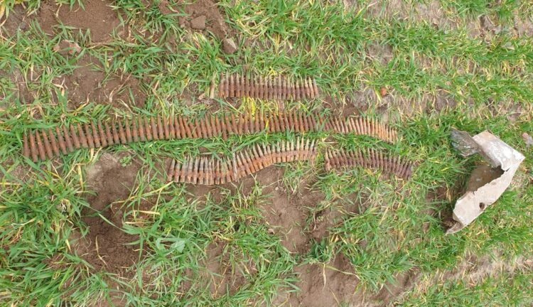 Ponad 200 sztuk amunicji i pocisk artyleryjski z okresu II wojny światowej znaleziono w Jamach