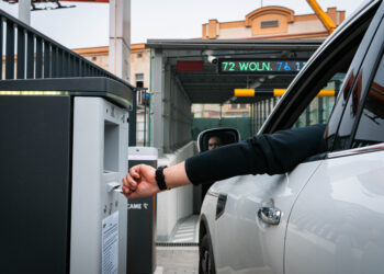 Kierowcy mogą już korzystać z&nbsp;podziemnego parkingu przy dworcu PKP w&nbsp;Rzeszowie (zdjęcia)