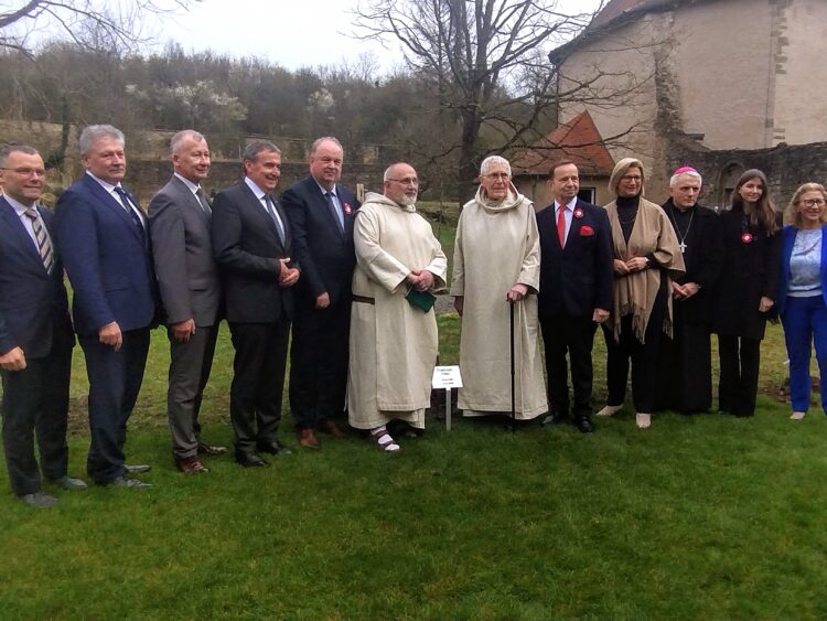 Dziewięć jabłoni zasadzono w kraju Saary z Niemczech. Upamiętniają rodzinę Ulmów