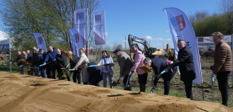 Nowa droga połączy rafinerię w Jedliczu z krajową 28 1 - Polskie Radio Rzeszów Nowa droga połączy rafinerię w Jedliczu z krajową 28