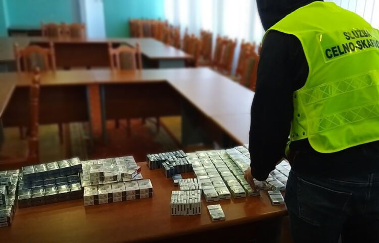 Sprzedawał bez paragonów. Pod ladą miał nielegalne papierosy i tytoń