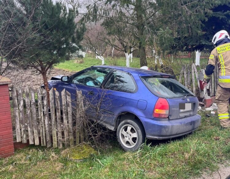 Ledwo uzyskała prawo jazdy, a już wjechała w ogrodzenie